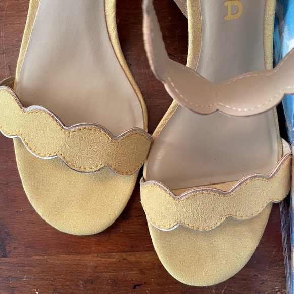 Yellow gold sandals Unisa suede EUC size 6.5.  Heel 2.5. Smoke/pet free home. - Picture 9 of 10